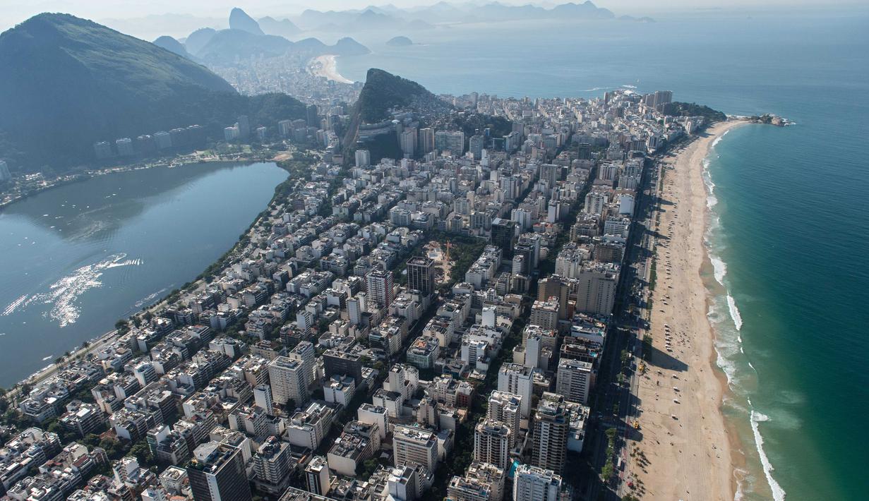 Pemandangan pantai Ipanema dan gedung-gedung bertingkat di Rio de Janeiro, Brasil, (26/6/2014). (AFP/Yasuyoshi Chiba)