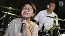 Ekspresi penyanyi Ruth Sahanaya saat berlatih jelang konser tunggalnya di Jakarta, Jumat (16/3). Penyanyi pop berusia 51 tahun itu akan menggelar konser tunggal di Dewan Filharmonik Petronas (DFP) pada 21 Maret 2018. (Liputan6.com/Immanuel Antonius)