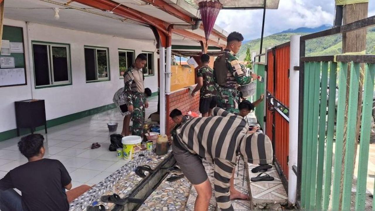 Prajurit TNI Bersihkan Masjid Tolikara Jelang Lebaran, Wujudkan Toleransi di Papua Pegunungan