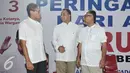 Ki-ka: Sandiaga Uno, Anies Baswedan dan Bambang Widjojanto saat memperingati Hari Anti Korupsi di Posko Cicurug, Jakarta, Jumat (9/12). Mereka berbicara soal korupsi yang sedang menjadi masalah di Republik Indonesia. (Liputan6.com/Yoppy Renato)