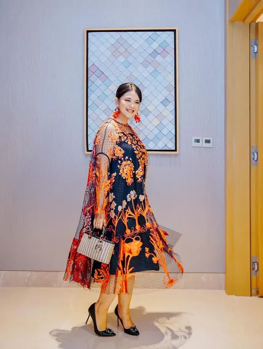Kahiyang memang tak pernah setengah-setengah dalam hal penampilan. Kali ini dibalut dress rancangan Biyan, Kahiyang tampil super elegan dalam nuansa biru tua yang kontras dengan warna oranye. [Foto: Instagram/ayanggkahiyang]