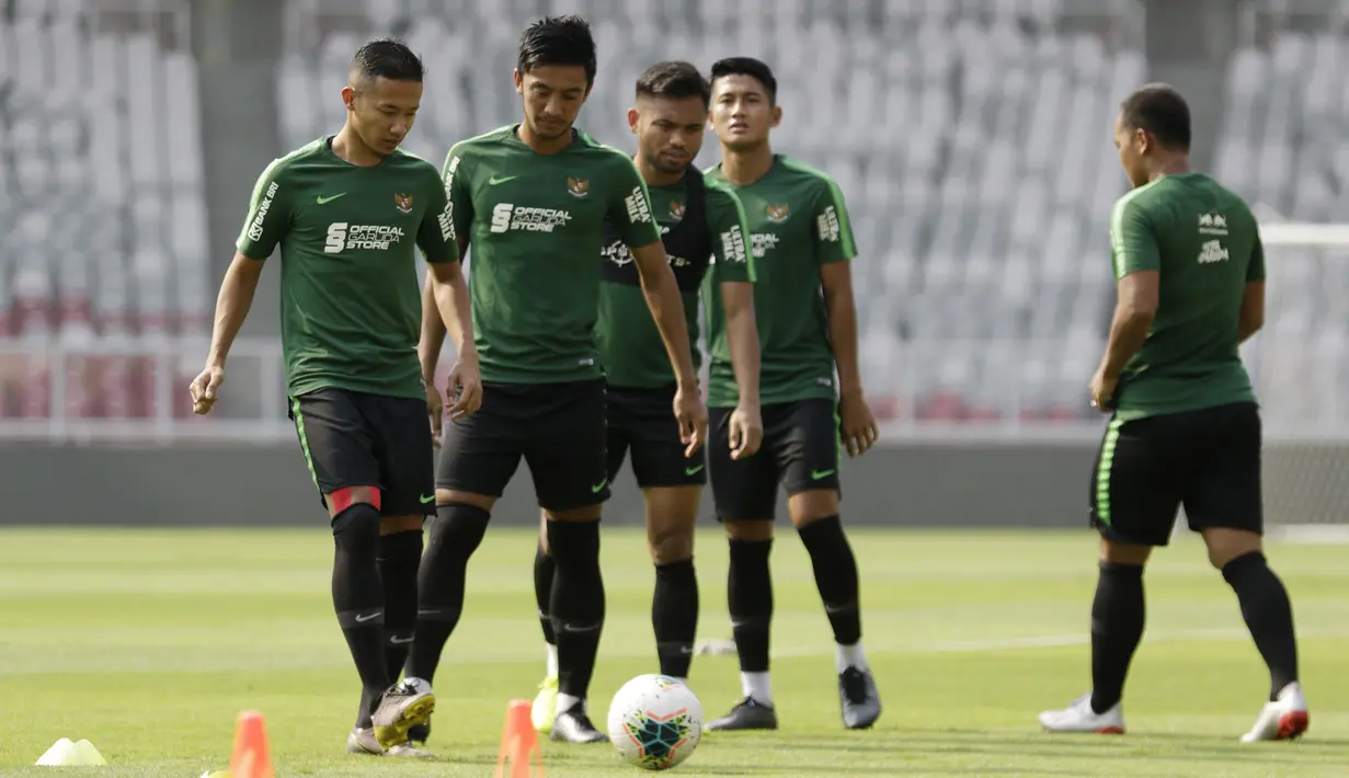 Pemain Timnas Indonesia saat latihan jelang laga Kualifikasi Piala Dunia 2022 di SUGBK, Jakarta, Rabu (2/10). Indonesia akan berhadapan dengan Uni Emirat Arab. (Bola.com/M Iqbal Ichsan)