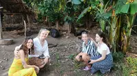 Wisatawan asing dari Jerman sedang melihat babi hitam saat berlibur di Desa Wisata Pemuteran, Bali. (Dok: Instagram @pokdarwis_pemuteran)