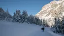 Imigran dari Pantai Gading berjalan melintasi dinginnya salju untuk menuju perbatasan antara Italia dan Prancis di Pegunungan Alpen, Italia (13/1). Mereka melitasi dinginnya salju Alpen dengan perbekalan seadanya. (AFP/Piero Cruciatti)