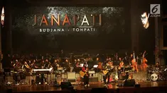 Dua gitaris terbaik Indonesia, Tohpati dan Dewa Budjana beraksi dalam konser mereka di Teater Jakarta, Taman Ismail Marzuki, Jumat (30/8/2019). Konser bertajuk "Janapati in Concert with Or­chestra" ini terbilang unik karena menampilkan musik instrumen gitar tanpa vokalis. (Fimela.com/Bambang E. Ros)