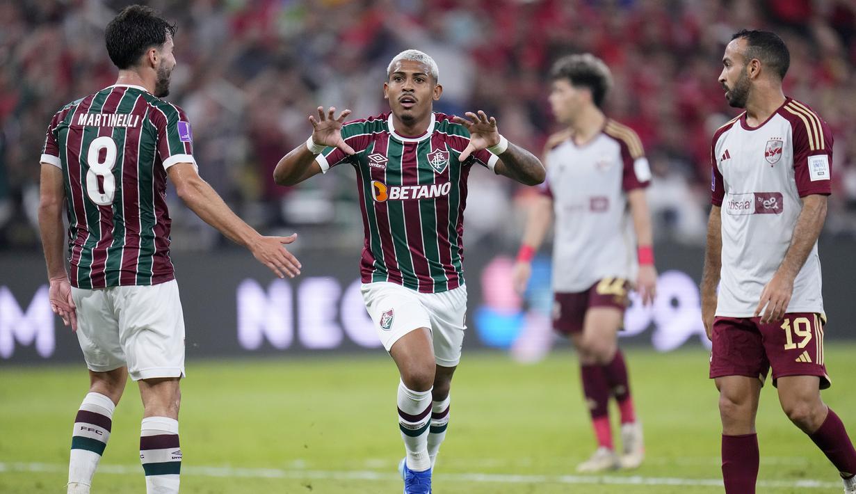Selebrasi striker Fluminense, John Kennedy (tengah) setelah mencetak gol kedua timnya ke gawang Al Ahly pada laga semifinal Piala Dunia Klub 2023 di King Abdullah Sports City Stadium, Arab Saudi, Selasa (19/12/2023) dini hari WIB. (AP Photo/Manu Fernandez)