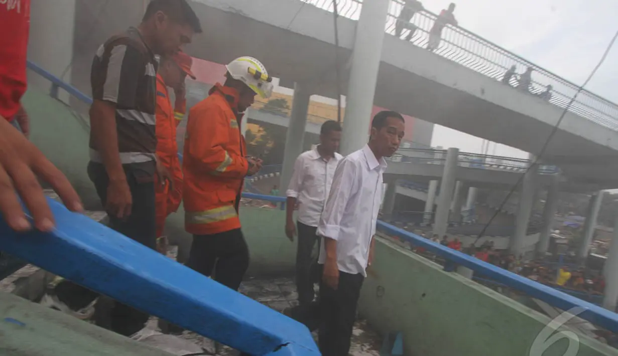 Jokowi nekat menuju lantai II  tanpa menggunakan masker untuk melihat bekas Pasar Senen bagian belakang yang terbakar, Sabtu (26/4/2014) (Liputan6.com/Herman Zakharia).