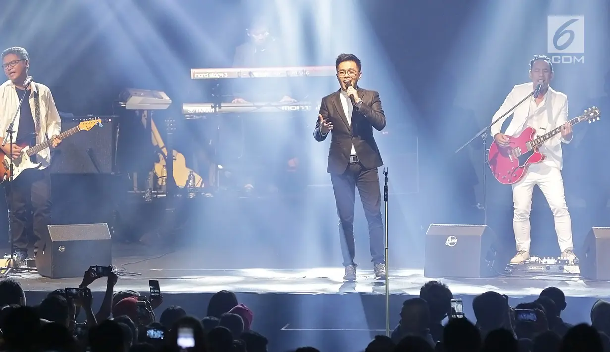 Aksi panggung Jikustik bersama mantan vokalisnya, Pongki Barata (kanan) dalam konser bertajuk 'Jikustik Reunian' di Grand Pasific Hall, Yogyakarta, Jumat (29/3). Jikustik membius ribuan penonton yang hadir. (Fimela.com/Bambang E. Ros)