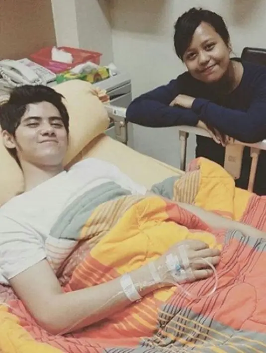“Lagi sakit tetep senyum”, tulis salah satu akun yang menunjukkan simpatinya atas keadaan Aliando yang kurang sehat ini. Aliando memang tak pelit untuk berbagi senyum meski dirinya sedang dalam kondisi tak prima. (via instagram/@aliciouscommunity)