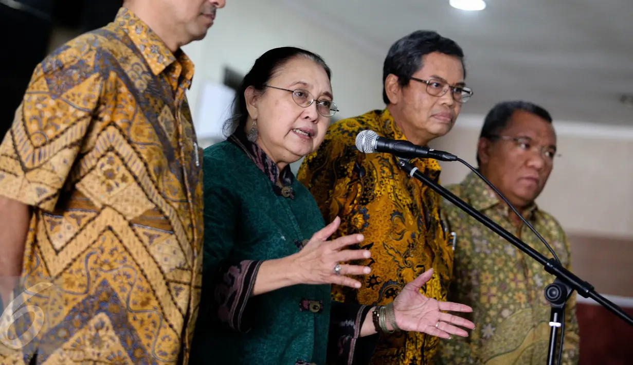 Anggota panitia seleksi Ombudsman RI, Zumrotin memberikan keterangan pers di Gedung Sekretariat Negara, Jakarta, Jumat (28/8). Masa pendaftaran komisioner Ombdusman RI diperpanjang hingga 3 September 2015. (Liputan6.com/Faizal Fanani)