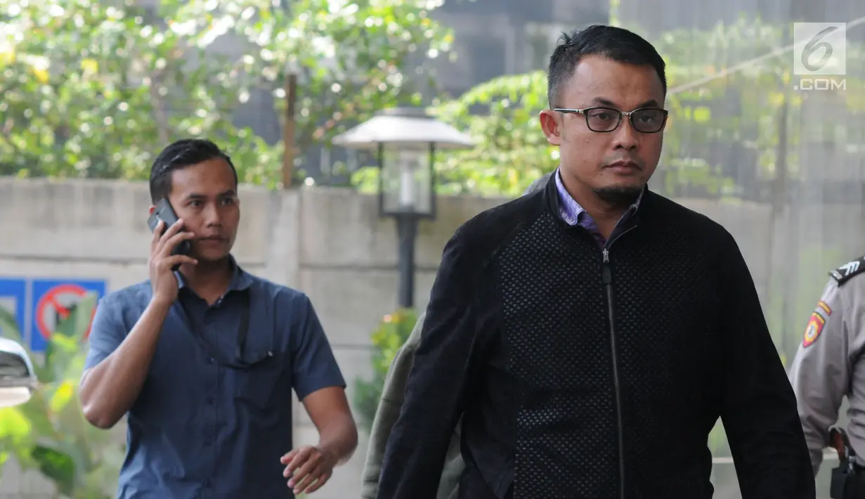 Ketua Fraksi PAN DPRD Lampung Agus Bhakti Nugroho (kanan) saat tiba di Gedung KPK, Jakarta, Jumat (27/7). KPK mengamankan uang Rp 700 juta dalam operasi tangkap tangan (OTT) Agus bersama Bupati Lampung Selatan Zainudin Hasan. (Merdeka.com/Dwi Narwoko)