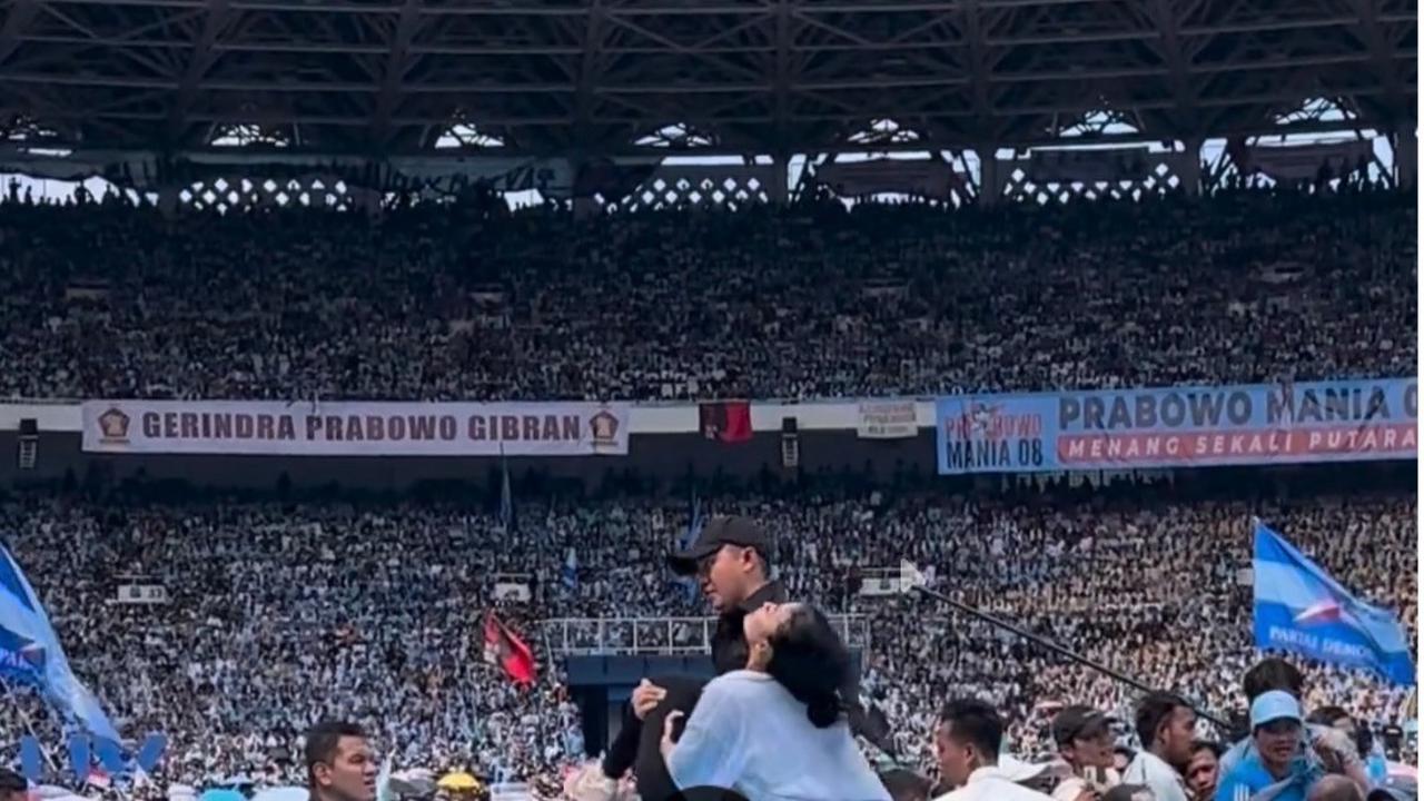 Aksi Gercep Mayor Teddy Gendong Perempuan Pingsan di GBK Disorot, Usai Sadar Si Cewek 'Modal Sholawat