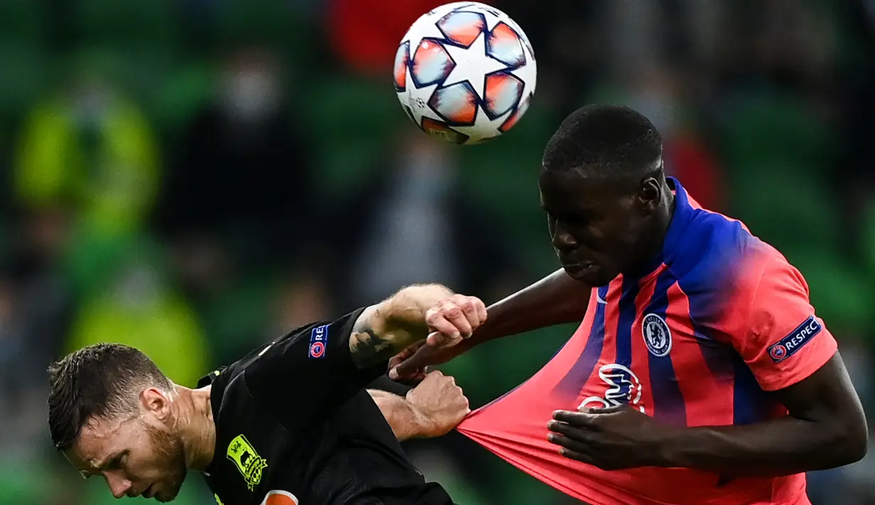 Bek Chelsea, Kurt Zouma, berebut bola dengan penyerang Krasnodar, Marcus Berg, pada laga lanjutan Liga Champions 2020/2021 di Krasnodar Stadium, Kamis (29/10/2020) dini hari WIB. Chelsea menang 4-0 atas Krasnodar. (AFP/Kirill Kudryavtsev)