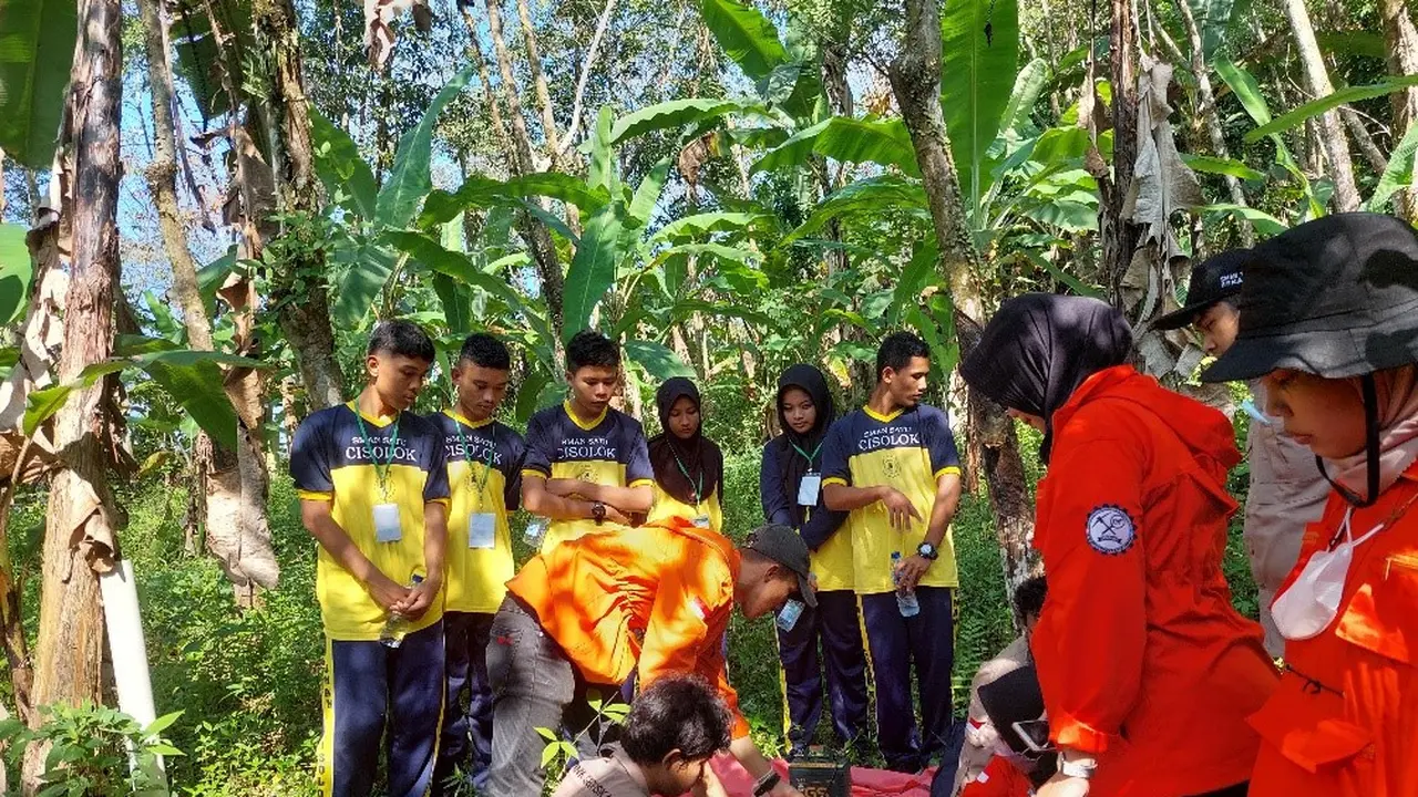 Tim Universitas Pertamina melakukan pemetaan potensi bencana alam dan sosialisasi kepada masyarakat di wilayah Ciletuh-Pelabuhan Ratu Geopark.