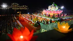 Para biksu Buddha berdoa saat upacara jelang perayaan Hari Waisak di Pagoda Tam Chuc, Provinsi Ha Nam, Vietnam, Senin (13/5/2019). Dalam acara ini umat Buddha berdoa bagi dunia yang damai. (Nhac NGUYEN/AFP)
