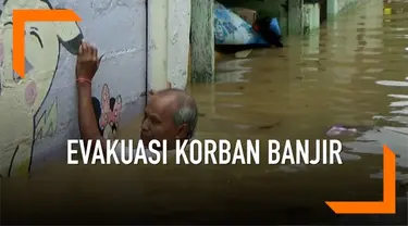 Petugas menggunakan perahu karet melakukan evakuasi terhadap para korban banjir di Bidara Cina, Jakarta. Proses evakuasi berjalan tidak mudah karena air setinggi atap rumah.