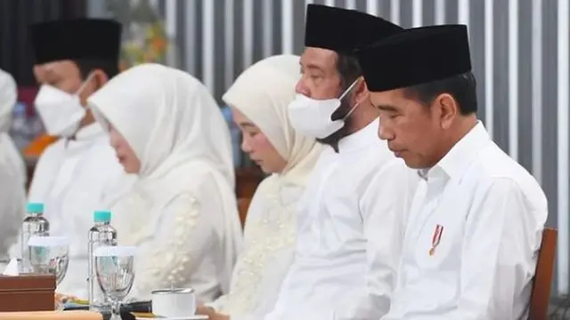 Presiden Joko Widodo (Jokowi) menghadiri prosesi doa 1.000 harian wafatnya sang ibu, Sudjiatmi Notomihardjo di kediaman almarhumah di Solo, Jawa Tengah.