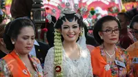 Selvi Ananda (tengah) tampak cantik mengenakan kebaya putih dan riasan khas pengantin adat Jawa saat tiba di tempat akad nikah sekaligus resepsi di Gedung Graha Saba Buana, Solo, Jawa Tengah, Kamis (11/6/2015). (Liputan6.com/Faizal Fanani) 