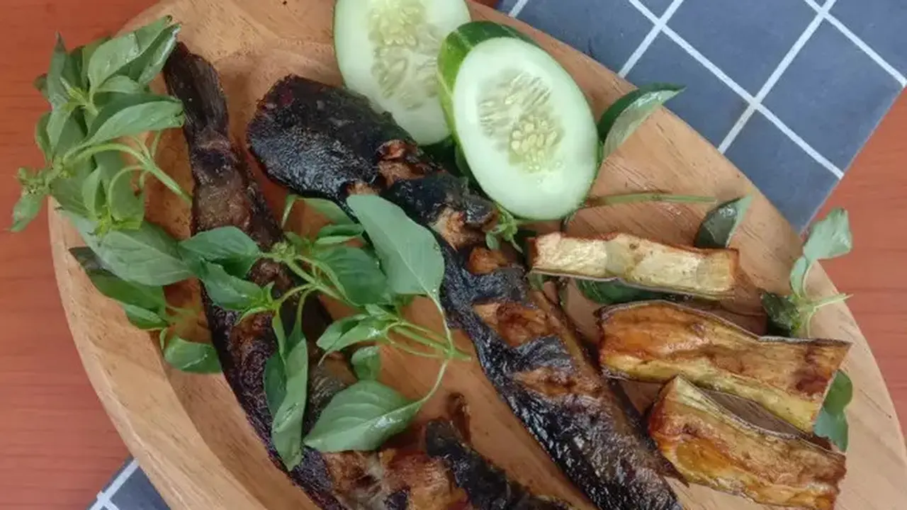 Di balik aroma khas daun kemangi di pecel lele, tersembunyi manfaat besar untuk melawan penyakit kronis seperti kanker, diabetes, dan jantung, sekaligus memperkuat kesehatan mental (Sumber Foto: Cookpad/@SitiRamlah2506)