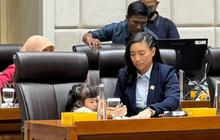 VIDEO: Momen Gemas Rahayu Keponakan Prabowo Pangku Anak Pimpin Rapat DPR