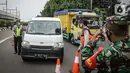 Petugas kepolisian memeriksa kelengkapan surat pengendara di pos cekpoin penyekataan arus mudik di kawasan Pasar Jumat, Kamis (6/5/2021). Penyekatan dan cek poin dilakukan saat penerapan larangan mudik Lebaran 2021 sebagai upaya pencegahan penularan COVID-19. (Liputan6.com/Faizal Fanani)