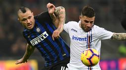 Gelandang Inter Milan Radja Nainggolan (kiri) bersaing dengan bek Sampdoria Nicola Murru saat bertanding pada Serie A di Stadion San Siro, Milan, Minggu (17/2). Nainggolan mencetak gol penentu bagi Inter Milan. (Miguel MEDINA/AFP)