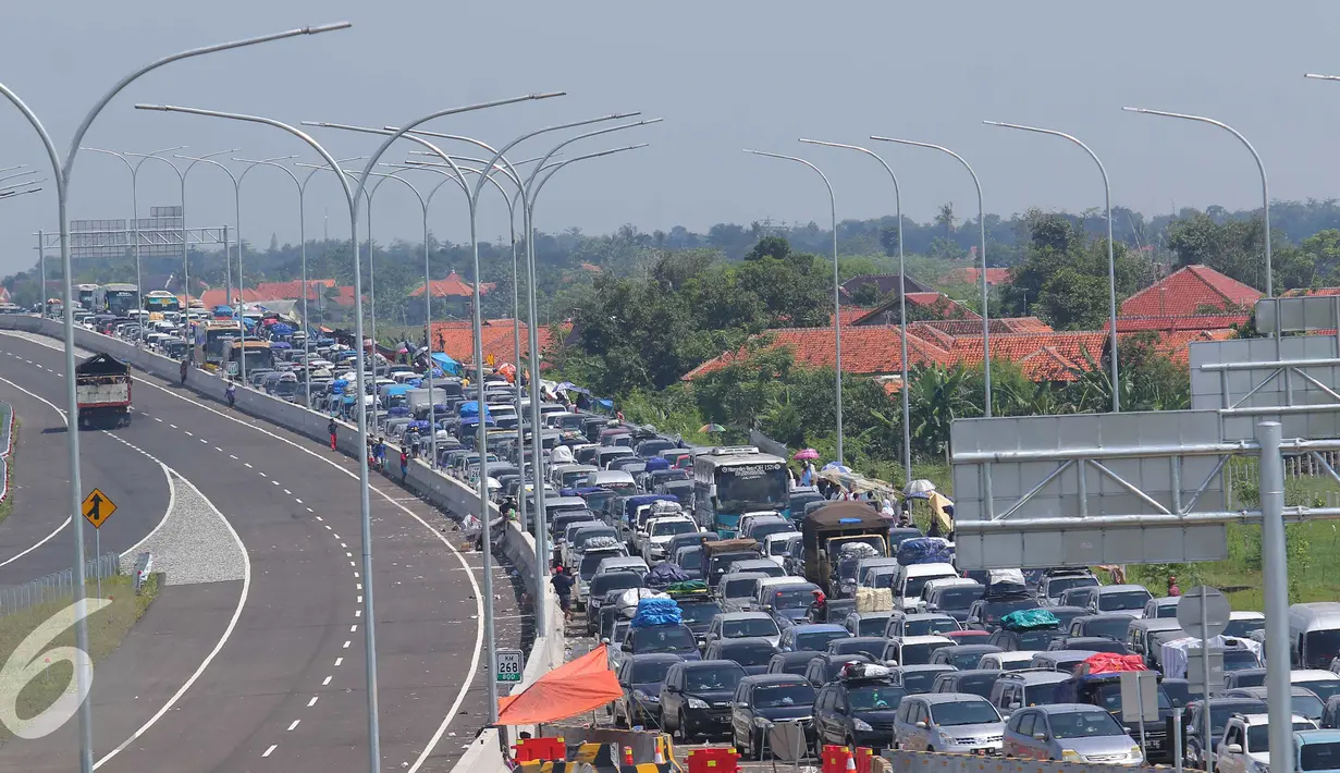 Ribuan kendaraan terjebak kemacetan di pintu tol Brebes Timur, Jawa Tengah, Minggu (3/7). Seluruh 8 gardu tol di pintu keluar Brebes Timur pun dioperasikan dan diperkiran puncak arus mudik pada hari hari ini. (Liputan6.com/Angga Yuniar)