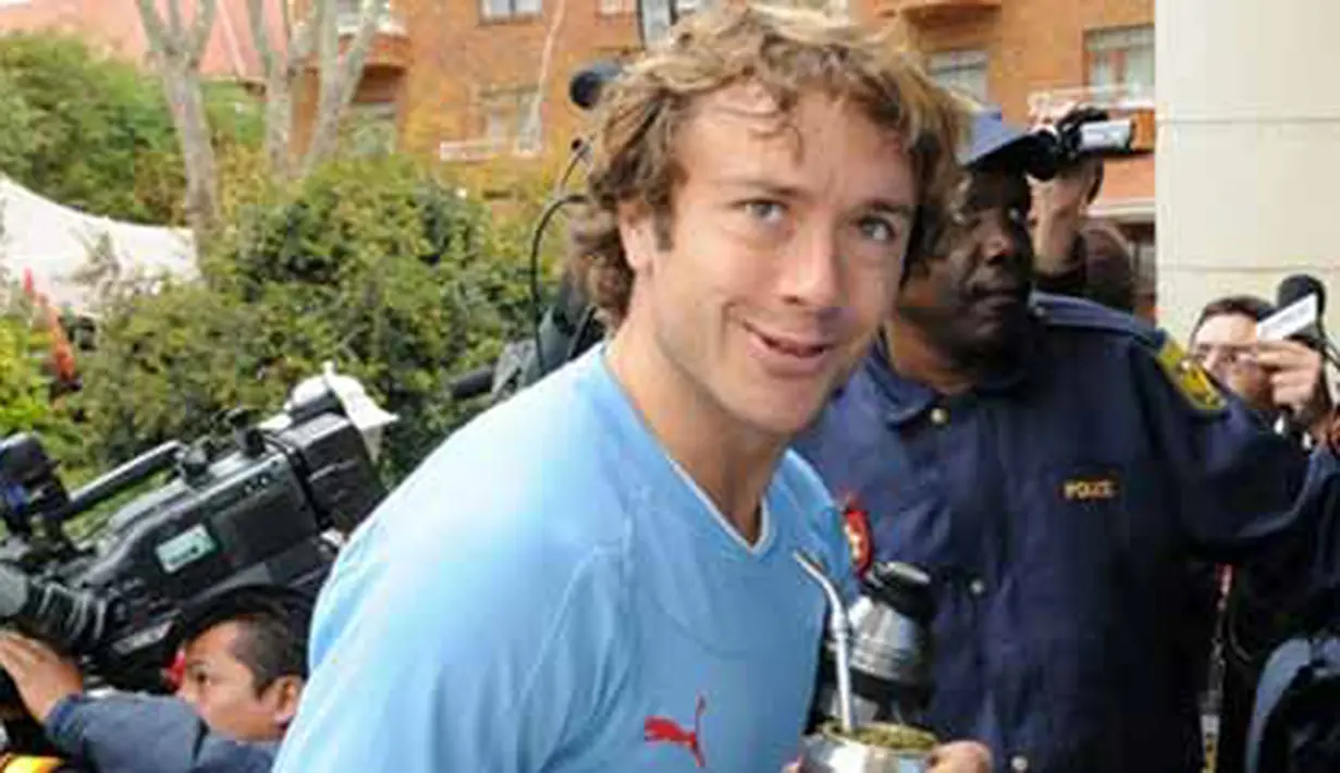 Kapten Uruguay Diego Lugano tiba di hotel tempat tim menginap di Johannesburg, 4 Juli 2010, beberapa jam sebelum berangkat ke Cape Town jelang laga semifinal PD 2010 lawan Belanda. AFP PHOTO / MARIANA SUAREZ