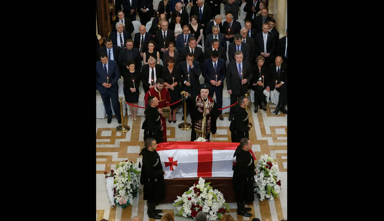 Peti mati Shevardnadze dihiasi dengan bendera kebangsaan dan bunga-bunga, Georgia, Minggu (13/7/14). (REUTERS/David Mdzinarishvili)