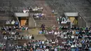 Cardboard pendukung Borussia Moenchegladbach mengisi kursi penonton di stadion Borussia Park, Moenchengladbach, Jerman, Rabu (20/5/2020). Ribuan Cardboard gambar suporter Borussia Moenchegladbach dipasang untuk mendukung timnya saat berlaga di kompetisi Bundesliga. (AFP/Ina Fassbender)