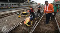 Sejumlah pekerja memperbaiki rel jalur Kerata Api di Stasiun Tugu, Yogyakarta, Selasa (28/6). Perbaikan di lakukan untuk memperlancar arus mudik dengan menggunakan transportasi layanan kereta api. (Liputan6.com/Boy Harjanto)
