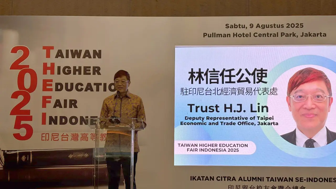 Wakil Kepala Taipei Economic and Trade Office (TETO) di Indonesia, Trust Lin, pada Sabtu (9/8/2025) di Jakarta, memberikan kata sambutan saat menghadiri pembukaan Pameran Pendidikan Tinggi Taiwan 2025 di Jakarta (Dok. TETO).