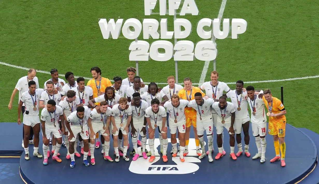 Tim Inggris berpose dengan medali mereka setelah memenangkan pertandingan sepak bola perebutan tempat ketiga Piala Dunia antara Prancis dan Inggris di Miami Gardens, Florida, Sabtu, 18 Juli 2026. (AP Photo/Marta Lavandier)