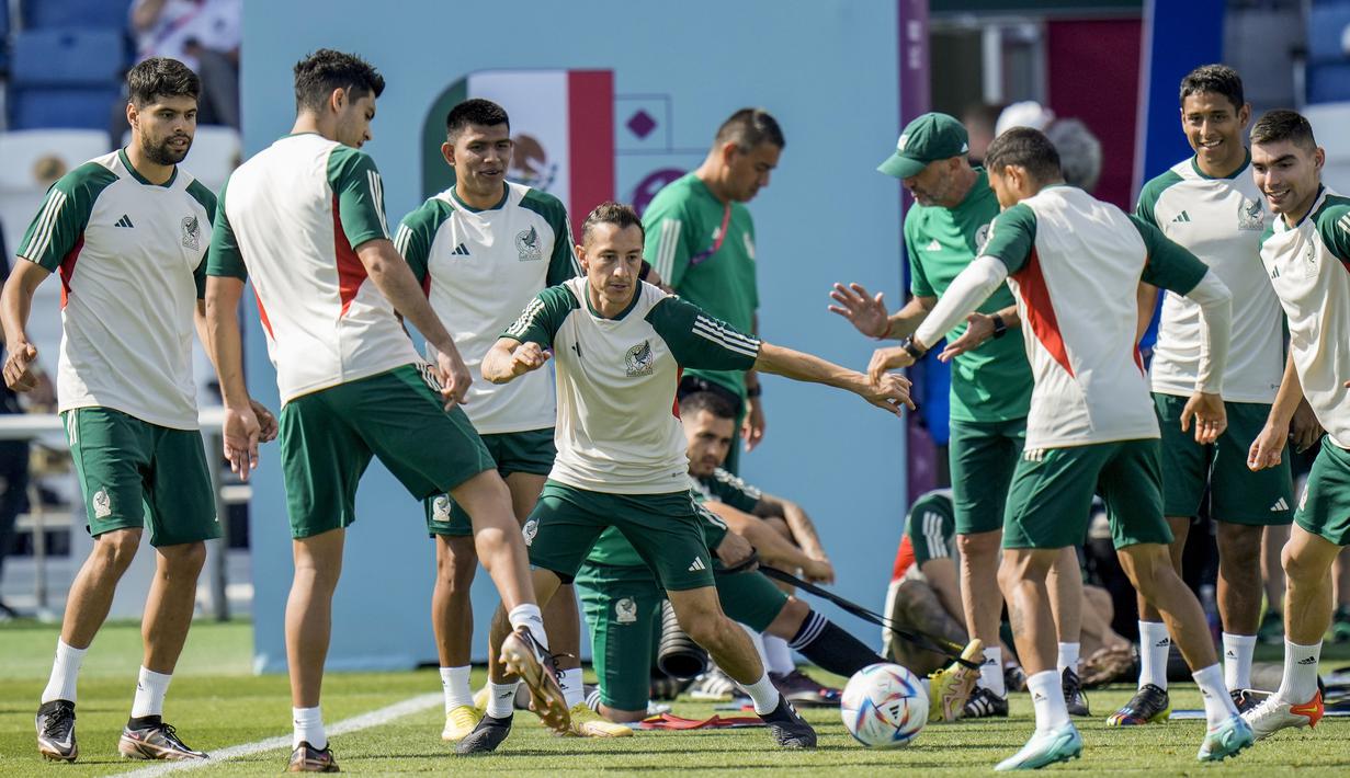 <p>Para pemain Meksiko mengikuti sesi latihan resmi di Jor, Qatar, Selasa, 29 November 2022. Meksiko akan menghadapi Arab Saudi pada laga terakhir penyisihan grup C Piala Dunia 2022 Qatar pada Kamis (01/12/22) pukul 02.00 dini hari WIB. (AP Photo/Moises Castillo)</p>