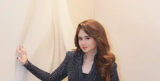 Tissa Biani turut hadir mengenakan bodycon dress hitam bling-bling yang berkilau dari @maisonmet. [Foto: Fimela/Daniel Kampua].