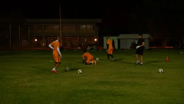 Bulan Ramadhan tidak menghentikan semangat berlatih pesepak bola di Irak. Mereka menjalankan ibadah dan sepak bola dengan sebaik mungkin.