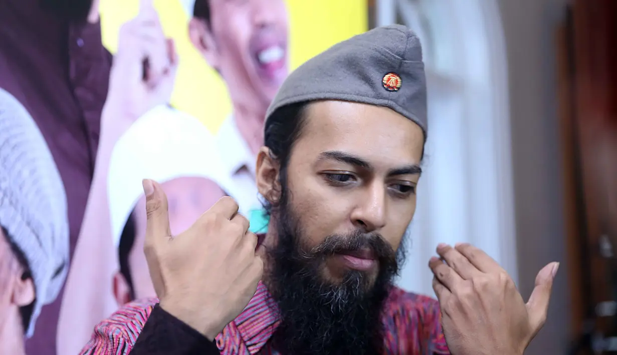 Tidak semua orang suka melihat jenggot. Begitu juga dengan ibundanya pemeran Khan dalam film 99 Cahaya di Langit Eropa itu. Yang mengaku risih melihat banyak bulu di dagu anaknya. (Nurwahyunan/Bintang.com)