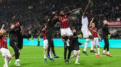 Gelandang AC Milan, Franck Kessie (tengah) dan rekan setimnya merayakan kemenangan bersama suporter usai pertandingan melawan Lazio pada lanjutan Liga Serie A Italia di stadion San Siro (13/4). Milan menang tipis 1-0 atas Lazio berkat gol penalti Kessie. (AFP Photo/Miguel Medina)