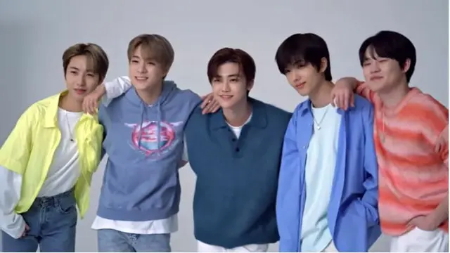 Kolaborasi dengan Brand Kosmetik Lokal, Member NCT Dream Rasakan Pakai Seragam SMA Indonesia