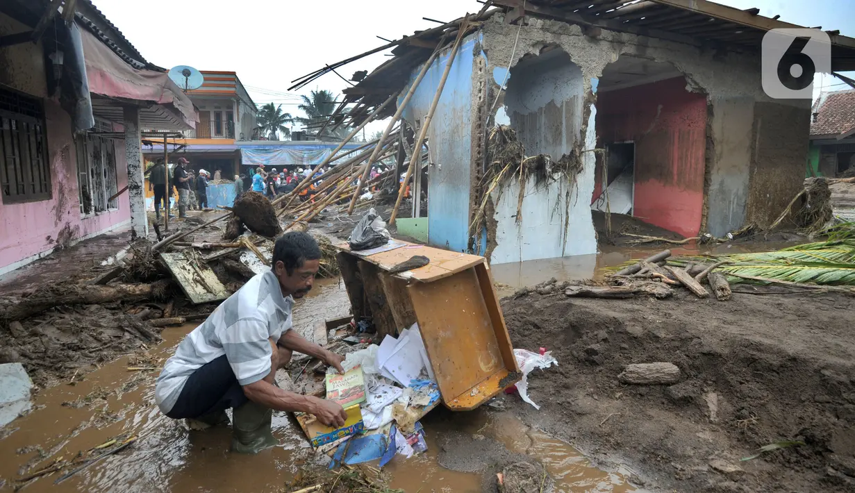 Warga mengevakuasi barang milik mereka usai banjir bandang yang melanda Kampung Cibuntu, Desa Pasawahan, Kecamatan Cicurug, Sukabumi, Jawa Barat, Selasa (22/9/2020). Banjir bandang mengakibatkan puluhan bangunan rusak berat, 12 rumah hanyut, dan dua korban masih hilang. (merdeka.com/Arie Basuki)