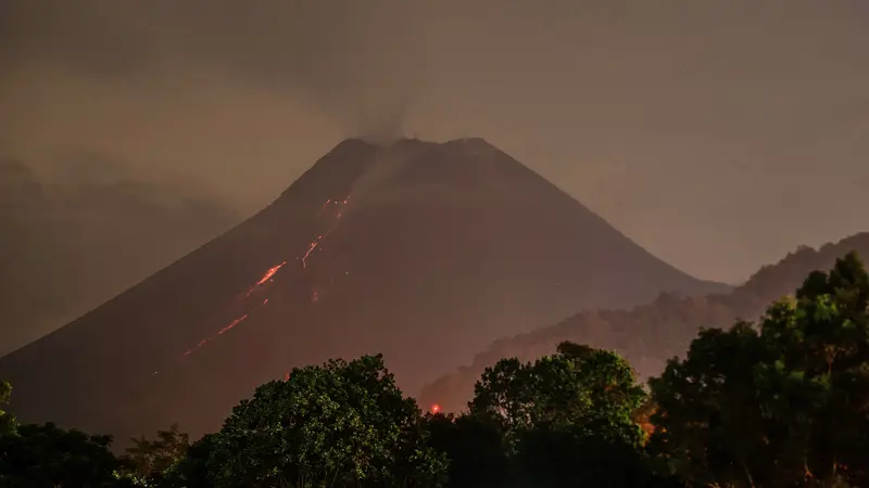 Luncurkan Lava Pijar, Begini Penampakan Gunung Merapi