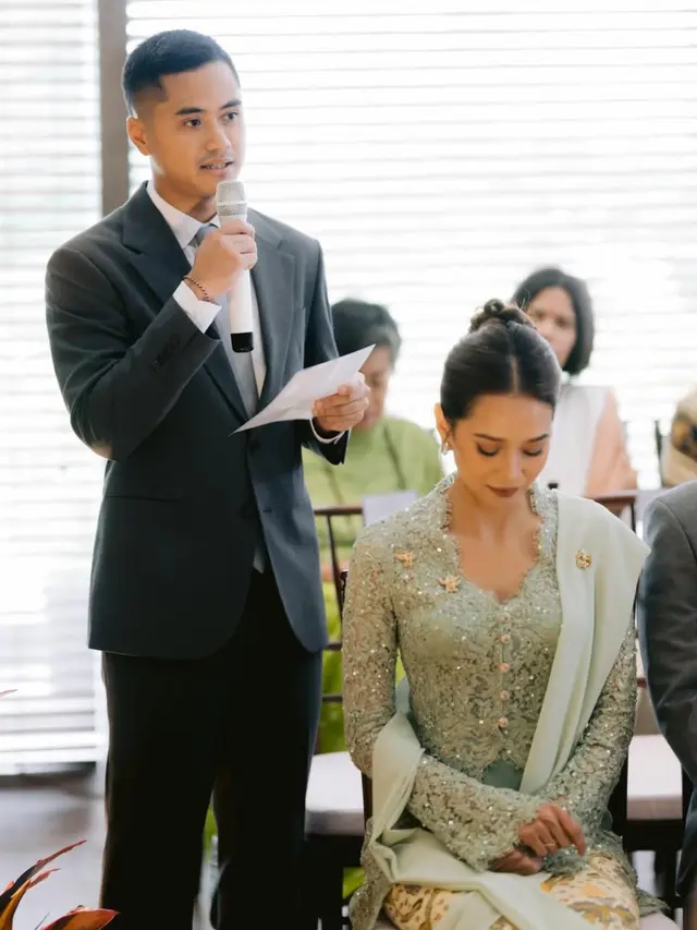 Gista Putri saat Hadir di Tunangan Anak Sambungnya pakai kebaya hijau mint. [@sakinatama]