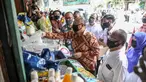 Menteri Koperasi dan Usaha Kecil dan Menengah (UKM) Teten Masduki meninjau pedagang Pasar Cempaka Putih, Jakarta, Kamis (11/6/2020). Kunjungan Menkop UKM tersebut untuk mengecek kondisi perdagangan pasar saat PSBB Transisi. (Liputan6.com/Faizal Fanani)