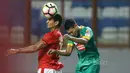 Duel pemain Persija Jakarta, Bruno Lopes (kiri) dan Sriwijaya FC, Manda Cangi pada laga Liga 1 2017 di Stadion Wibawa Mukti, Cikarang, Jumat (16/6/2017). Persija menang 1-0. (Bola.com/Nicklas Hanoatubun)