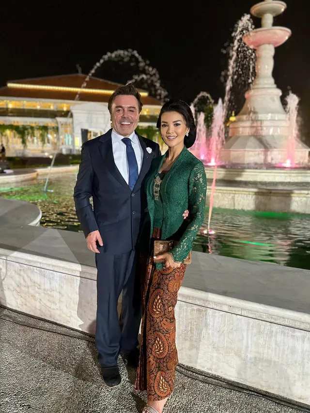 Potret cantik Farah Quinn kenakan kebaya bersama suami (Sumber: Instagram/@farahquinnofficial)