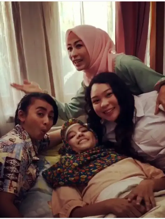 "Jadi pagi sampai jam 10 saya kerja. Habis itu ngurusin dia, terus kerja lagi. Kecuali kalau harus meeting. Nah kalau meeting ke kantor biasanya saya minta tolong sama saudaranya, kakaknya," lanjut Hilmi. (Instagram/irensukardi)