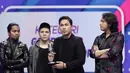 Band Armada menerima penghargaan Group Band Paling Ngetop di ajang SCTV Music Awards 2018 di Studio Emtek, Jakarta, Selasa (27/4). SCTV Music Awards 2018 adalah ajang penghargaan bagi para musisi tanah air. (Liputan6.com/Faizal Fanani)