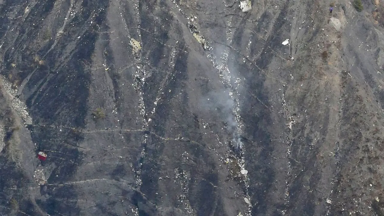 Helikopter Sisir Lokasi Jatuhnya Germanwings Cari Jasad Korban