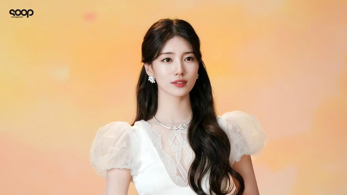 6 Pesona Kecantikan Suzy Nyanyikan OST Film Snow White Versi Korea: Tampil Flawless dan Anggun dengan Rambut Half Updo