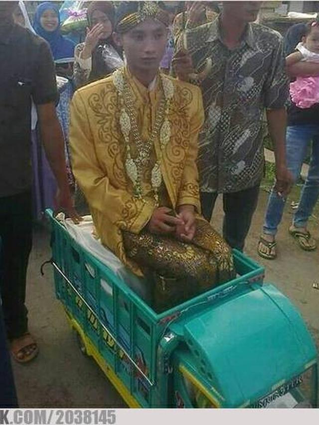 10 Tempat Duduk Pengantin di Nikahan Ini Tidak Biasa, Kocak